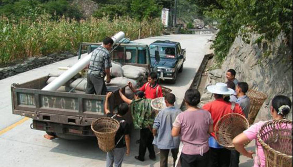 Pour la survie des pandas… et des montagnards du Sichuan diaporama,4528-collecting-biogas-construction-mate.jpeg